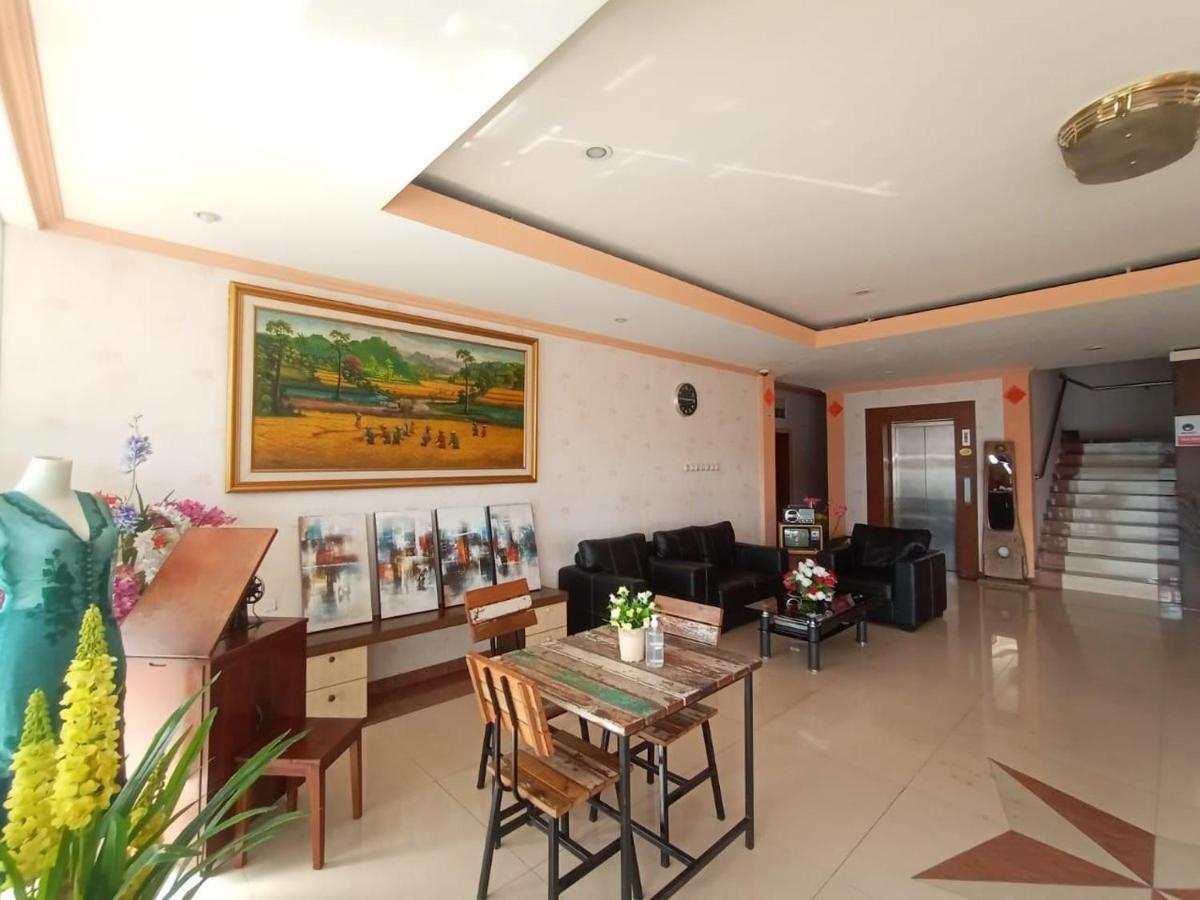 Oyo 90473 Gowin Hotel Kuta Lombok Esterno foto