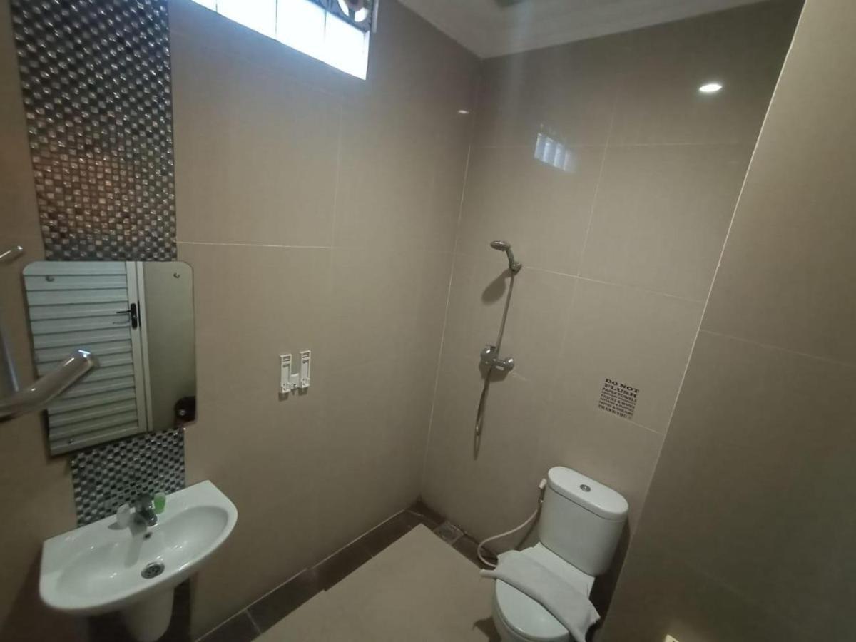 Oyo 90473 Gowin Hotel Kuta Lombok Esterno foto