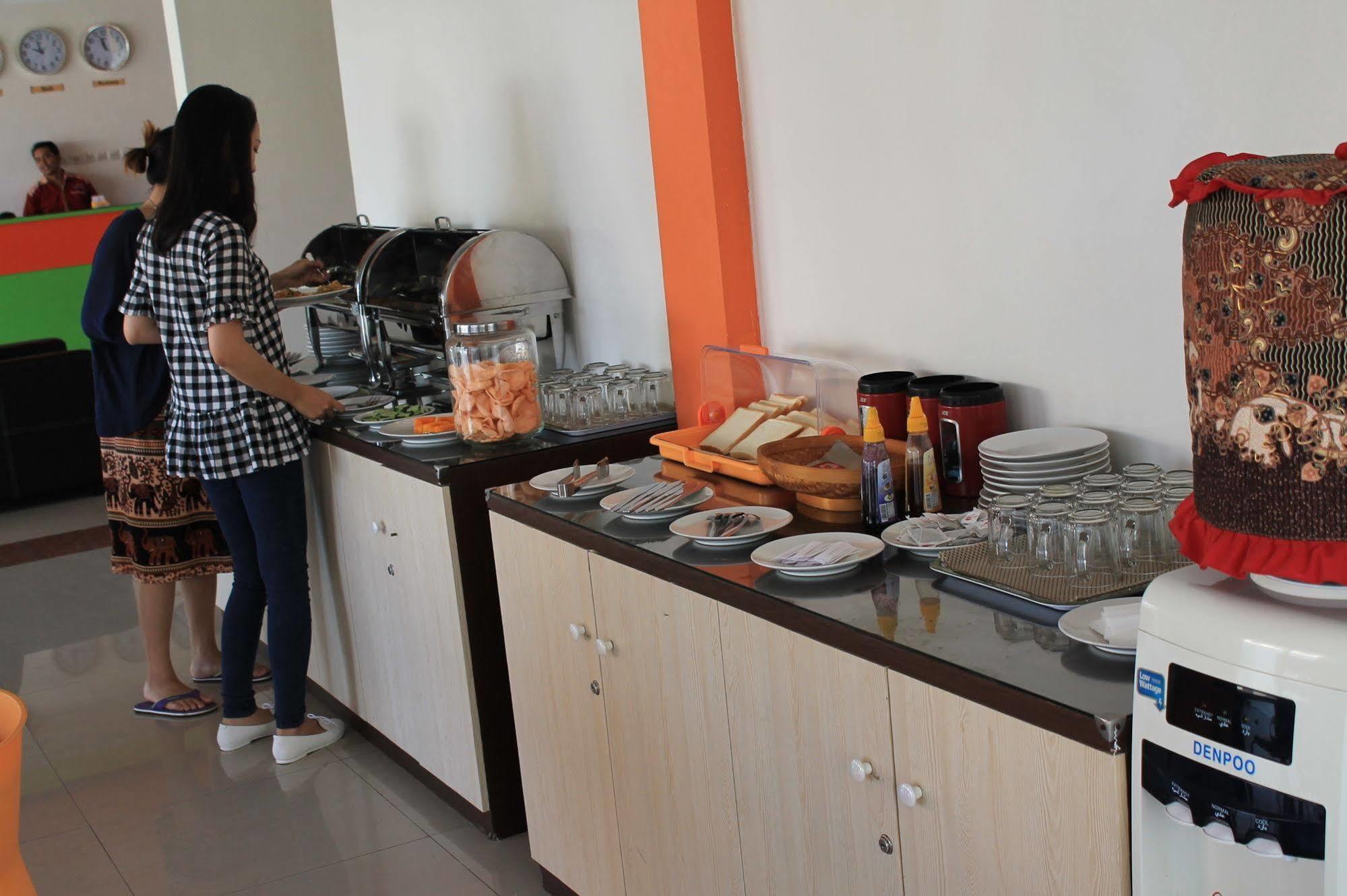 Oyo 90473 Gowin Hotel Kuta Lombok Esterno foto